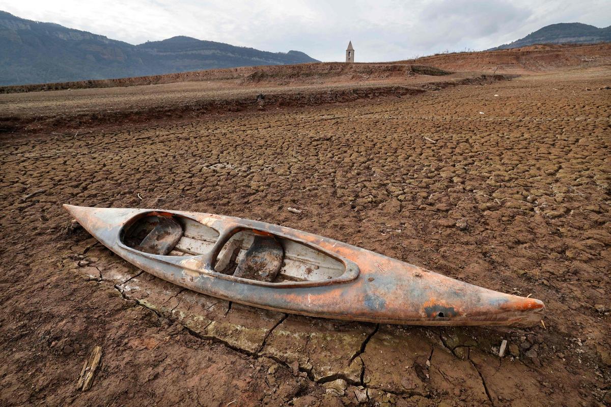 Esta fotografía tomada el 15 de enero de 2024 muestra el suelo seco junto al embalse de bajo nivel de Sau, en la provincia de Girona en Cataluña. Cataluña lucha contra una sequía histórica desde hace tres años y algunos residentes ya experimentan restricciones de agua en su vida diaria