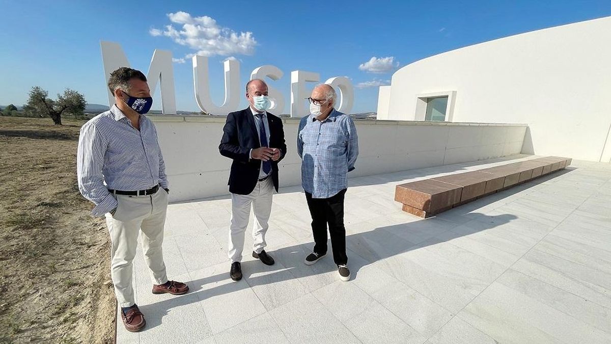 El alcalde de Antequera, Manuel Barón, y el director del Sitio de los Dólmenes, Bartolomé Ruiz.