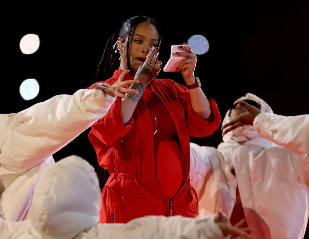 Rihanna revela su segundo embarazo en su regreso musical en la Super Bowl