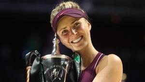 Svitolina, con el trofeo.