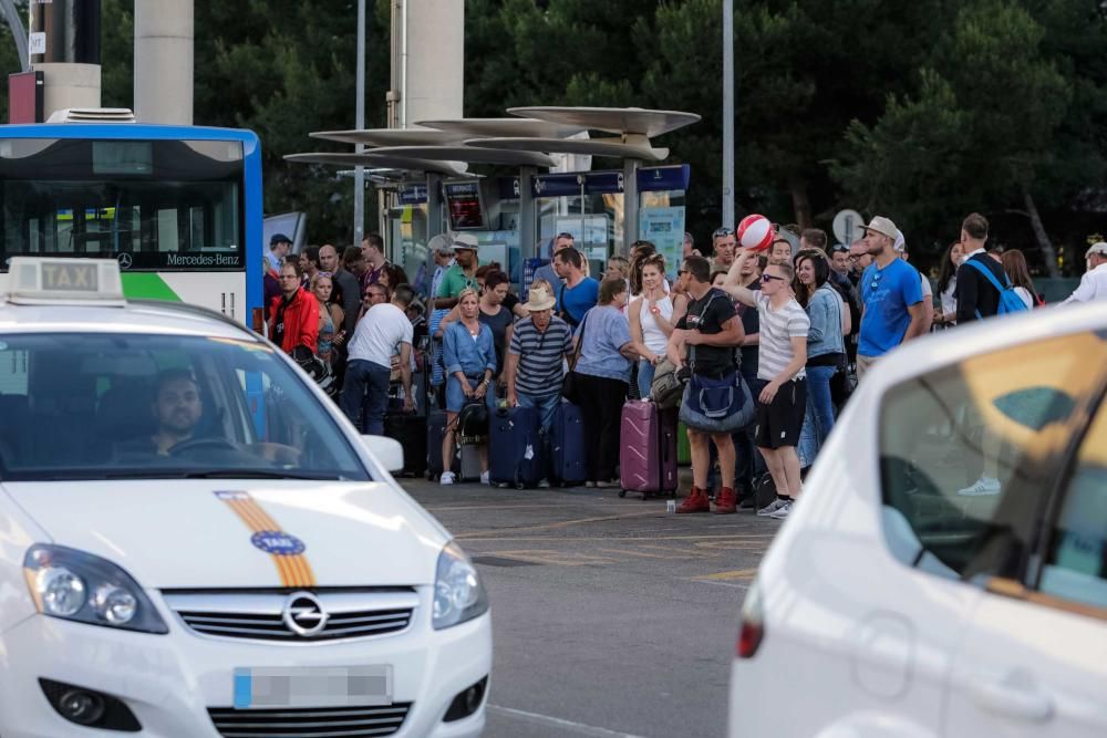 Los taxistas del aeropuerto suspenden sus servicios en protesta por la piratería