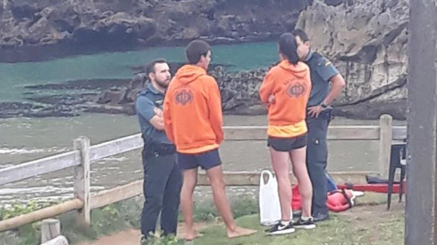 Sancionan a varios mariscadores ilegales en la playa de Cue