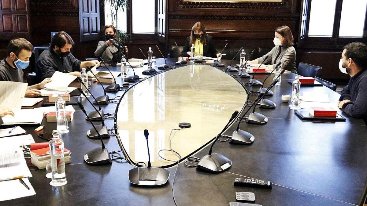 Reunió de la Mesa del Parlament amb la cadira buida que corresponia a Cuevillas.