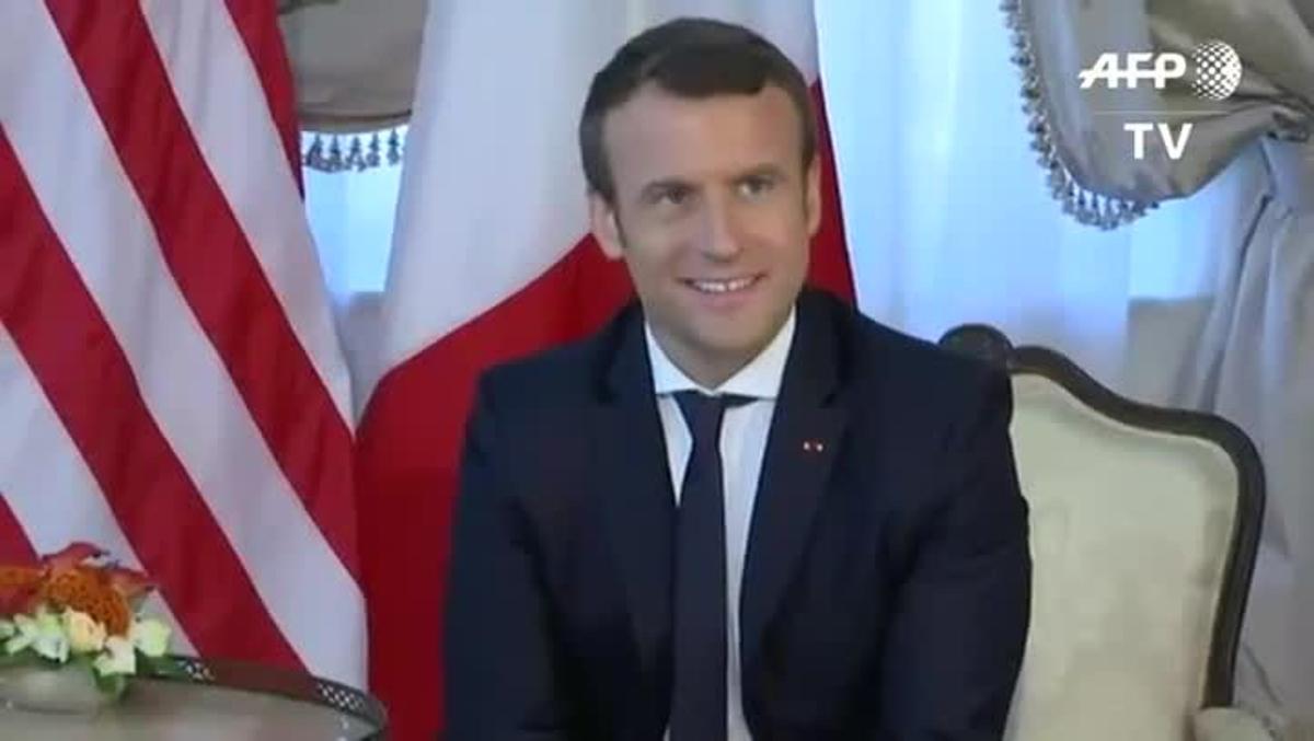 Trump i Macron han protagonitzat una estretíssima encaixada de mans.