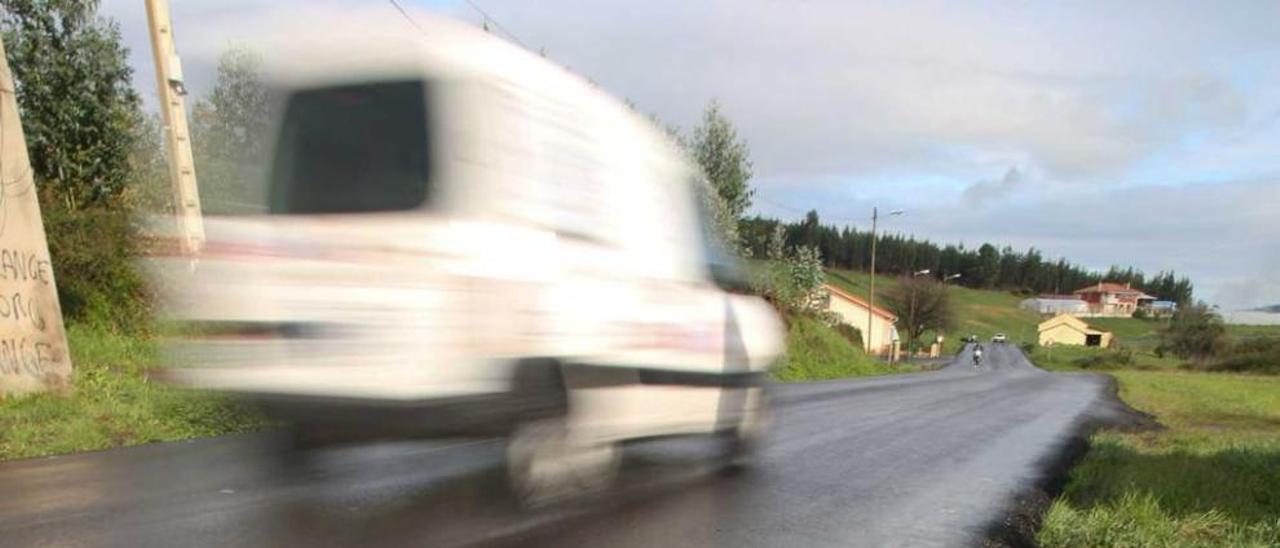 Una furgoneta circula por un tramo sin pintar entre Luanco y Avilés.