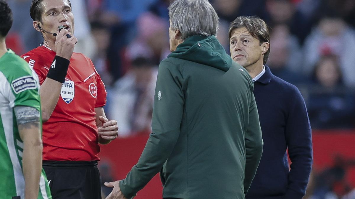 El entrenador del Betis, Manuel Pellegrini, y del Sevilla, Matías Almeyda, conversan con el colegiado José Luis Munuera Montero durante el partido de LaLiga entre Sevilla FC y Real Betis