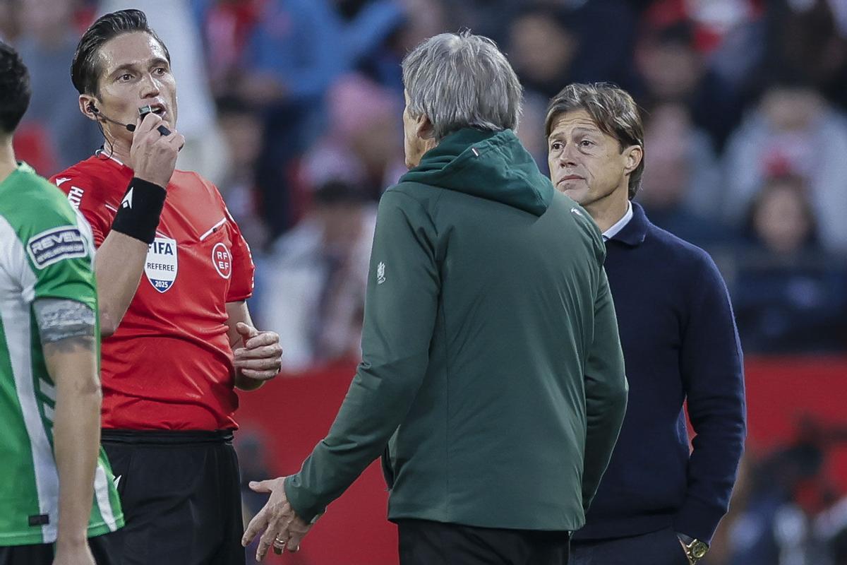 SEVILLA, 30/11/2025.- Los entrenador del Betis, Manuel Pellegrini (c), y del Sevilla, Matías Almeyda (d), conversan con el colegiado José Luis Munuera Montero (i) durante el partido de LaLiga entre Sevilla FC y Real Betis celebrado este domingo en el Estadio Ramón Sánchez-Pizjuán de Sevilla. EFE/ José Manuel Vidal