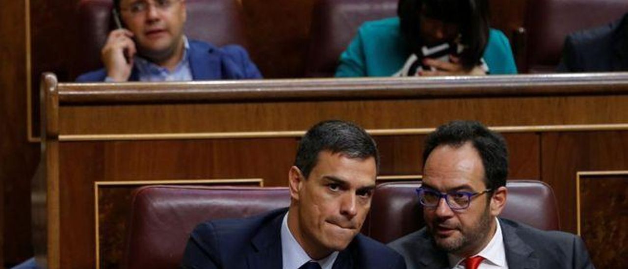 Pedro Sánchez, secretario general del PSOE, con quien era su portavoz parlamentario, Antonio Hernando, el 19 de julio de 2016 en el Congreso.