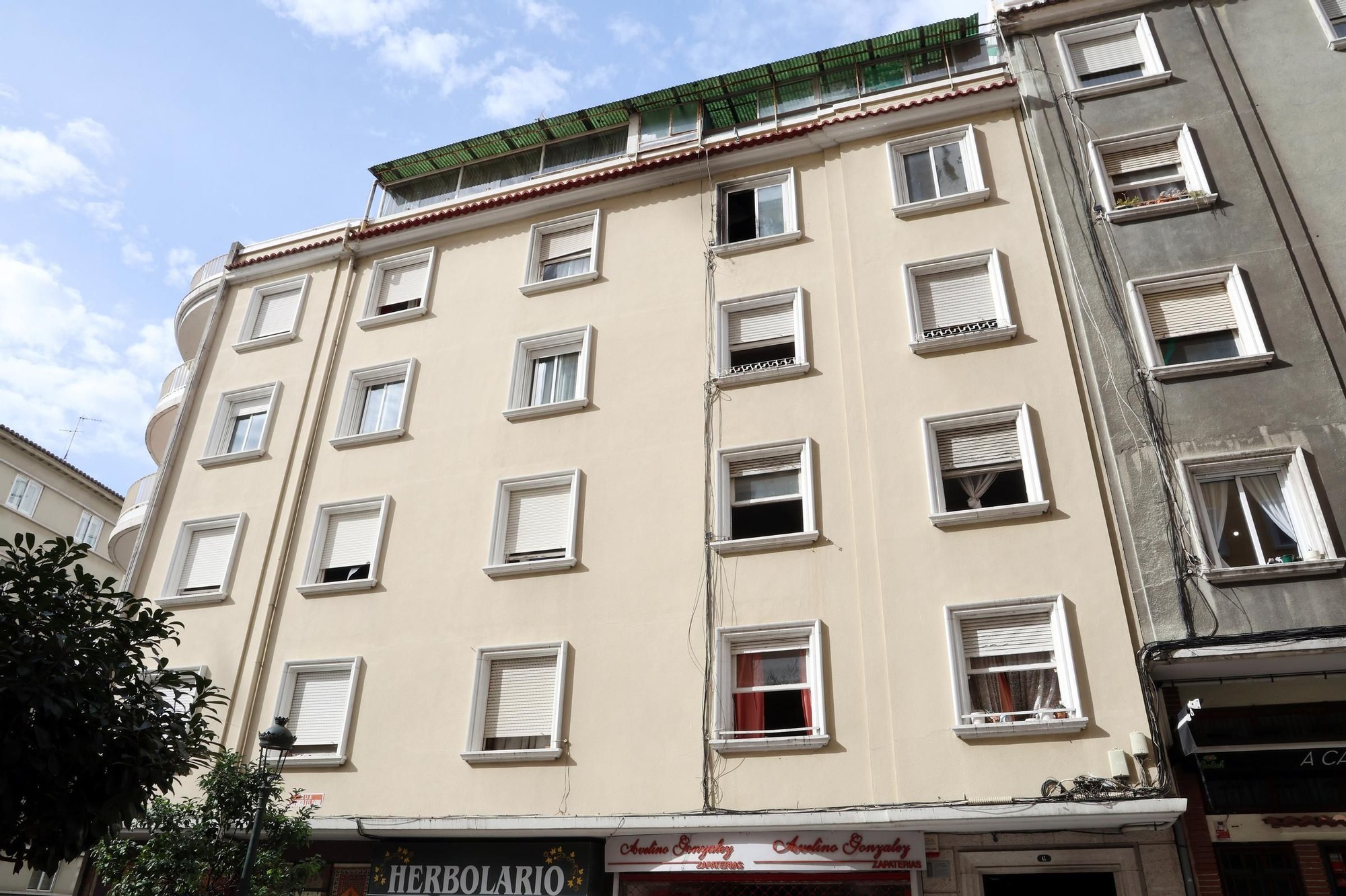 Los vecinos vuelven al edificio incendiado en Vigo a por sus pertenencias