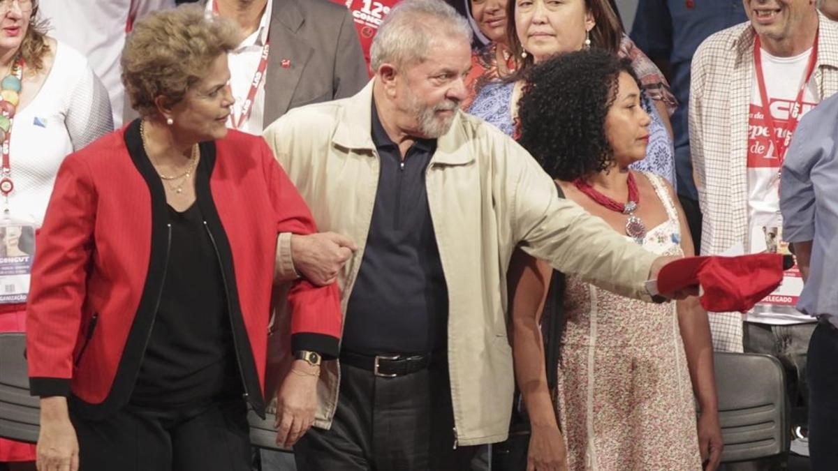 Rousseff (izquierda) junto a Lula, en el Congreso Nacional de la Central Única de Trabajadores (CUT), en Sao Paulo, el 13 de octubre.