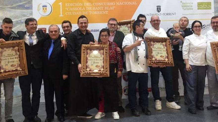 Foto de familia de todos los premiados en el concurso Cassola de Sant Blai de Torrent.