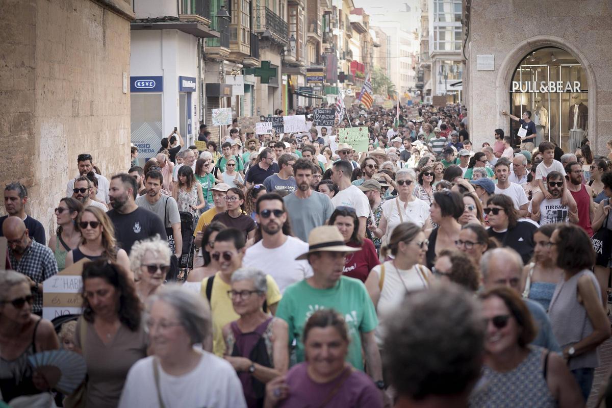 La manifestación organizada por Menys Turismo, Més Vida, a su paso por la calle Sant Miquel, a reventar.