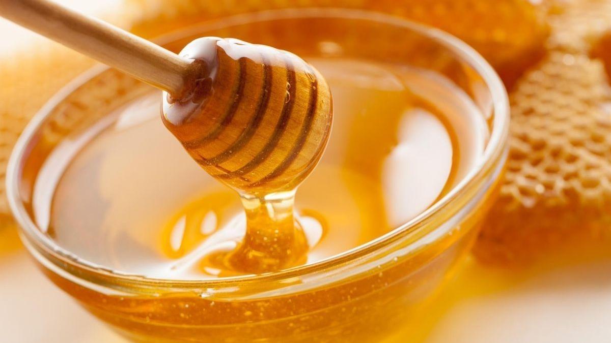 La miel es un excelente producto para elaborar mascarillas hidrantantes caseras.