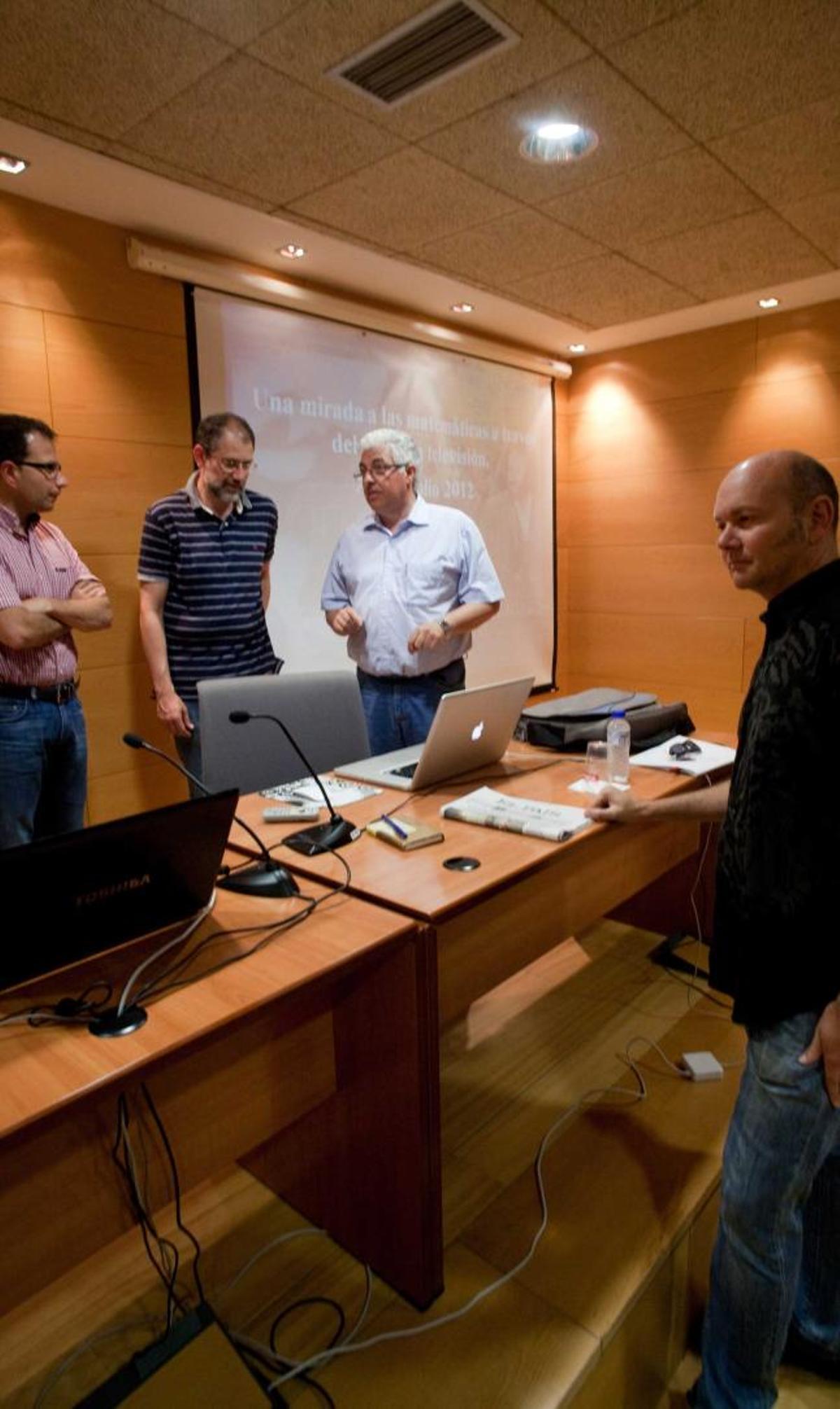 Ponentes, en la sede universitaria.