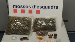 Parte de la droga y el dinero decomisado en el último operativo conjunto entre Mossos dEsquadra y Guàrdia Urbana de Badalona