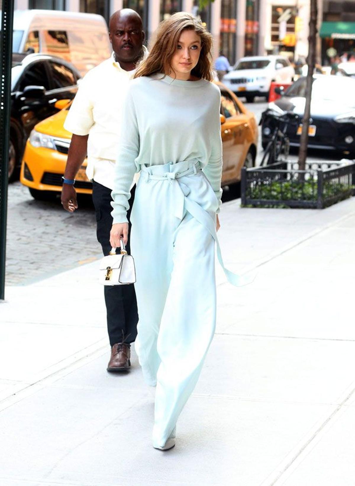 Gigi Hadid, look azul y complementos en blanco