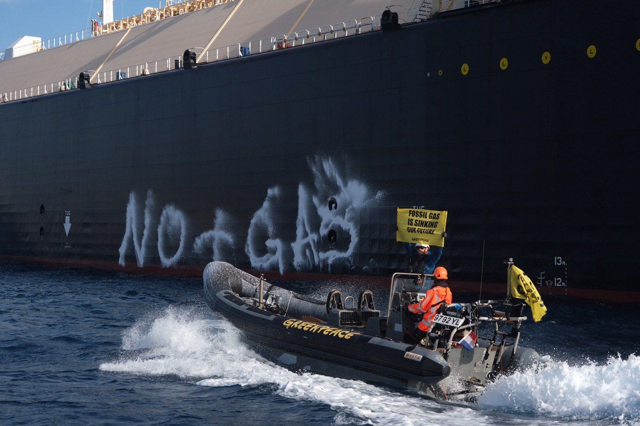 Greenpeace bloquea el acceso al muelle de gas de Sagunt