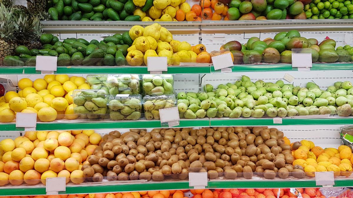 Estanterías con fruta de supermercado
