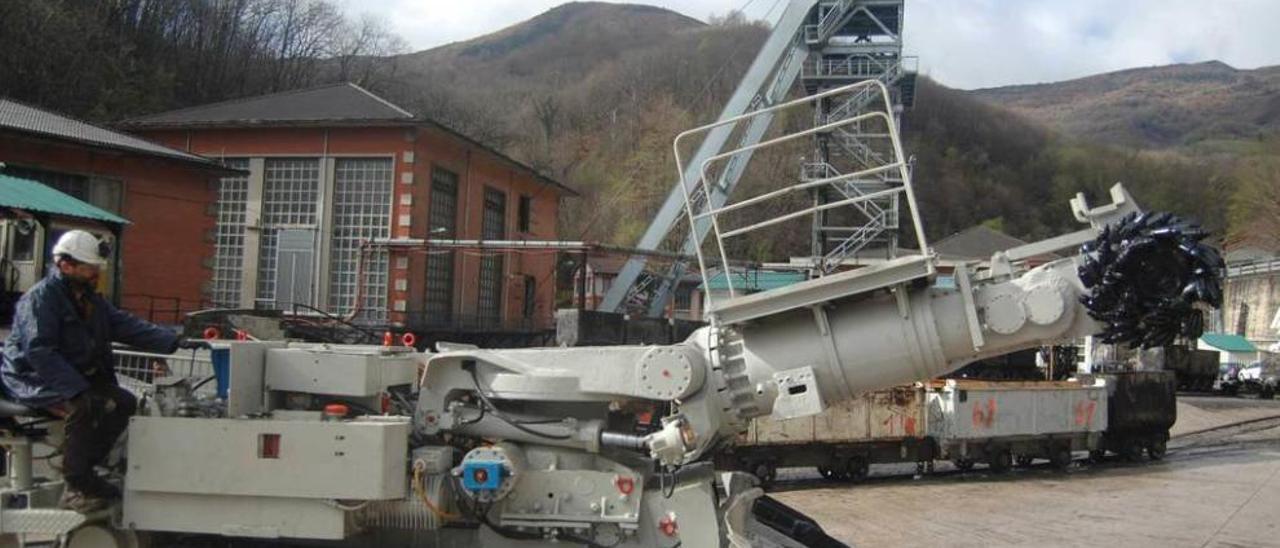 Un operario testea el minador del pozo San Nicolás (Nicolasa), en Mieres.