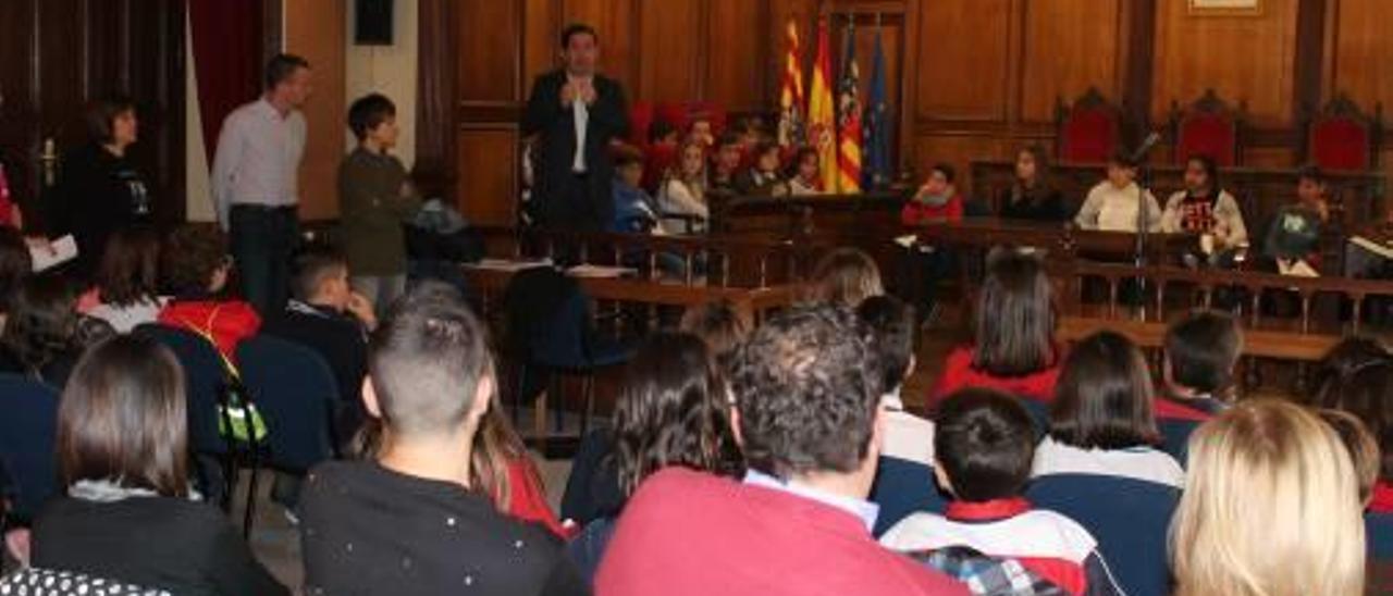 Los escolares exponen al alcalde sus propuestas.