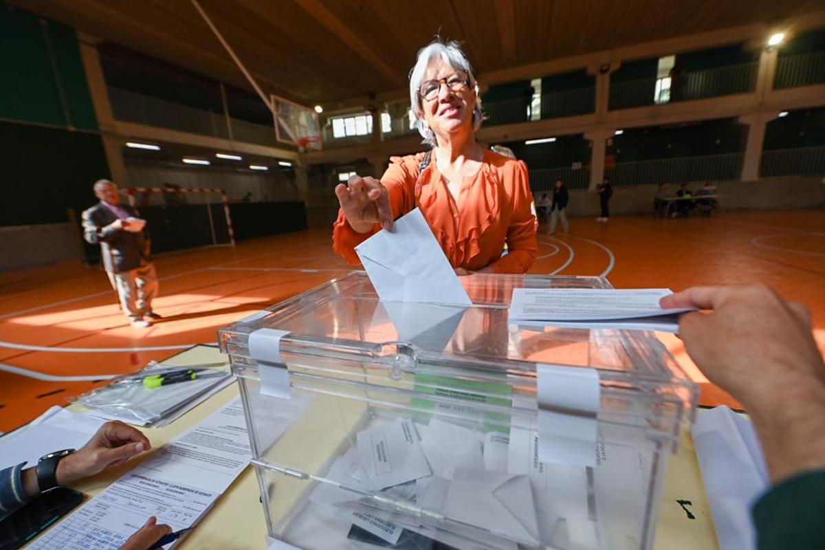 Votaciones en la escuela Grèvol de Barcelona, en el barrio del Front Marítim.