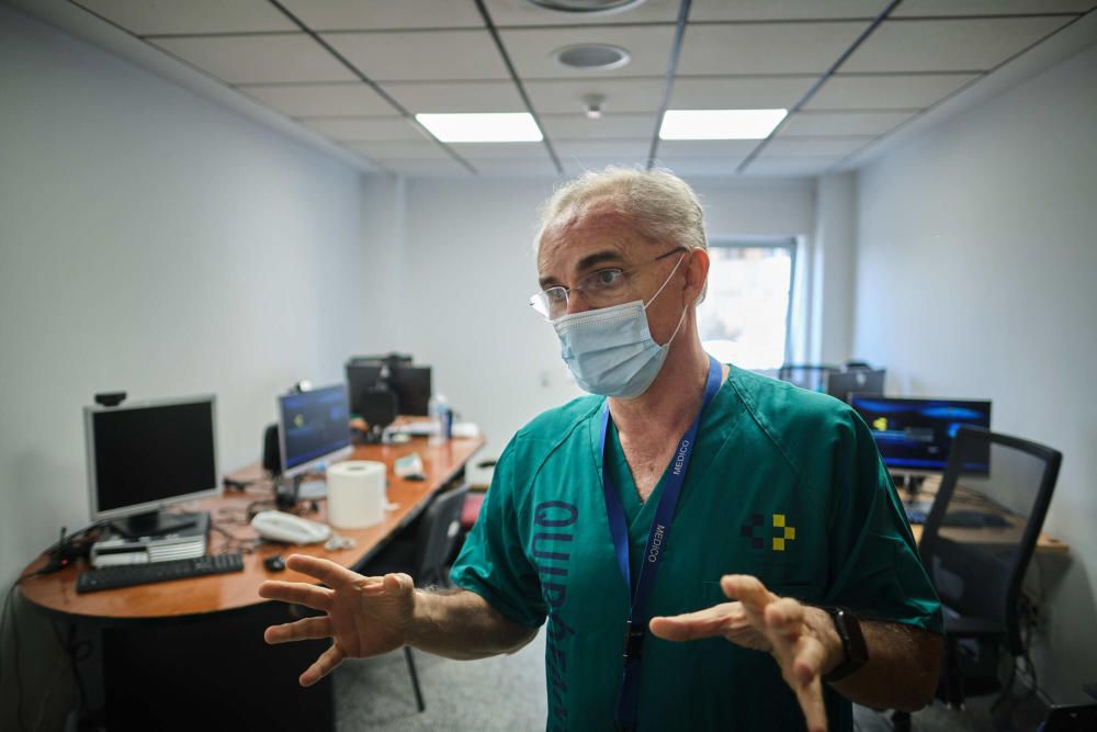 Reportaje sobre la situación en el hospital durante el Covid-19 La Candelaria Mascarillas coronavirus sanitarios test UCI UVI  | 24/04/2020 | Fotógrafo: Andrés Gutiérrez Taberne