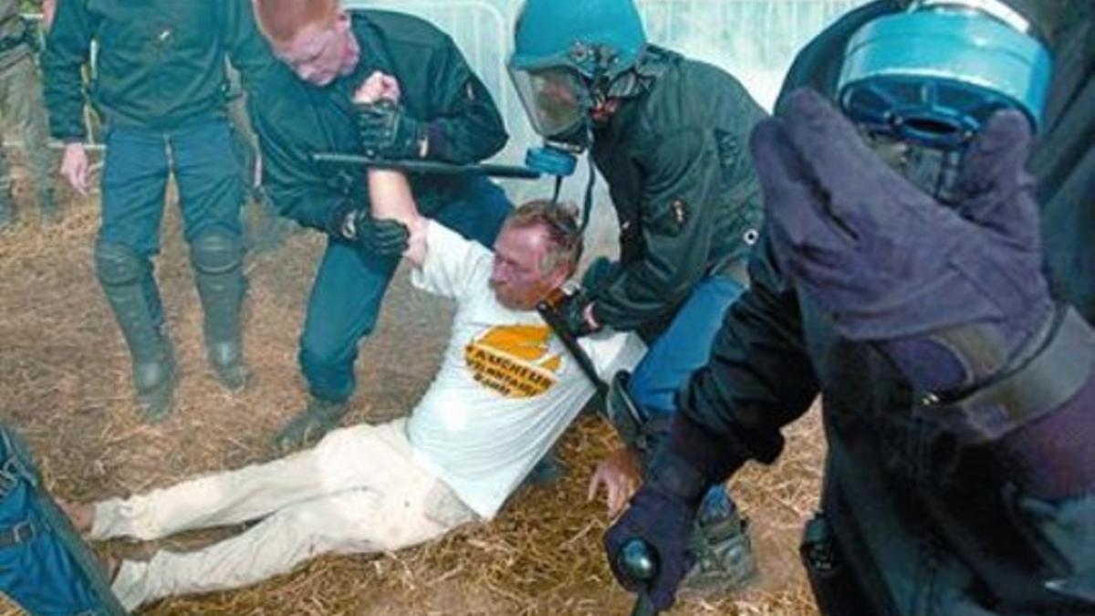 José Bové, activista de Les Faucheurs Volontaires, es desalojado por la policía en una protesta en el sur de Francia.