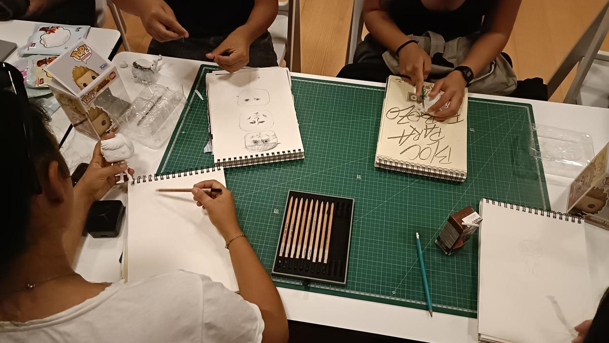 Jóvenes creando en el MACA