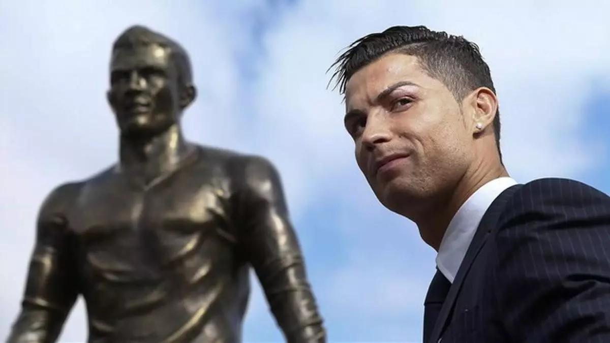 Cristiano Ronaldo al lado de su escultura en Funchal.