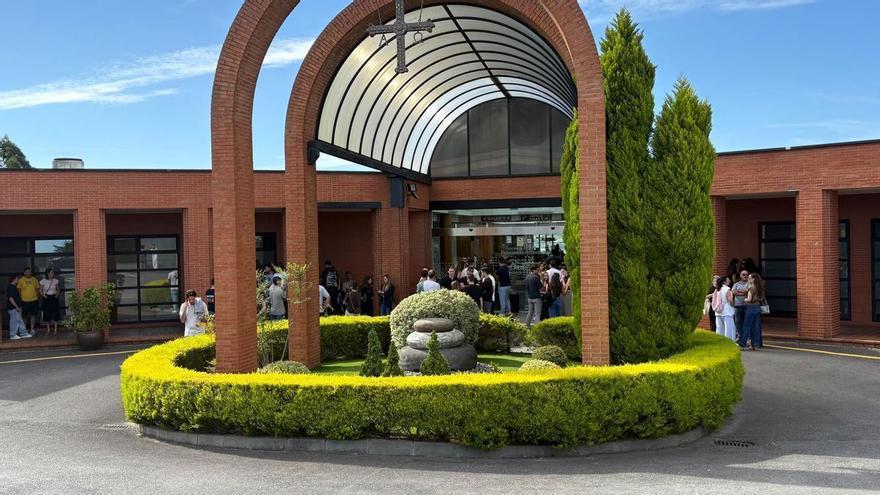 La capilla del Tanatorio de El Salvador se queda pequeña para despedir a Guille, fallecido en la Ruta de la Reconquista: «Siempre estará protegiendo a su familia»
