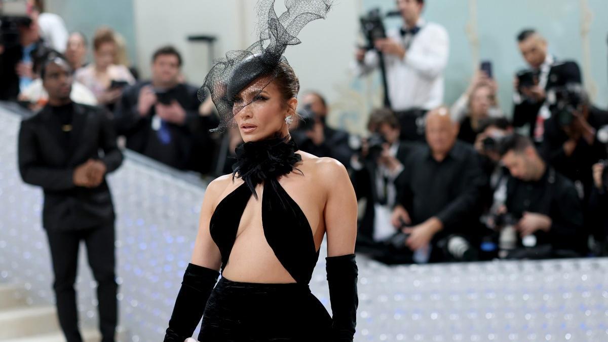 'Cut out' y plumas, Jennifer Lopez luce 'cuerpazo' en la Gala MET con un elegante y sensual vestido de Ralph Lauren