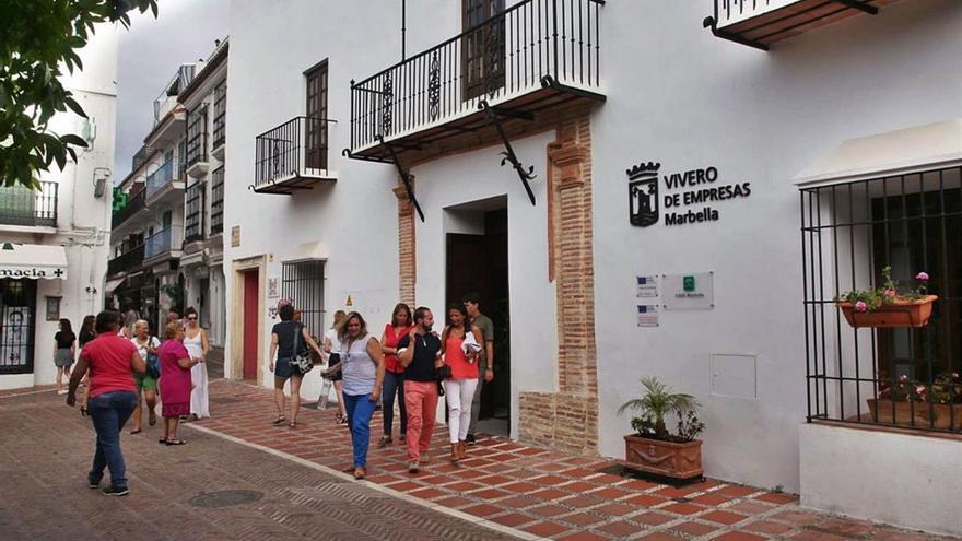 Un grupo de personas sale del Vivero de Empresas de Marbella, anexo al Ayuntamiento.