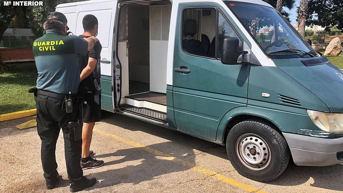 El detenido en Benifaió es introducido en el furgón de la Guardia Civil. | GUARDIA CIVIL