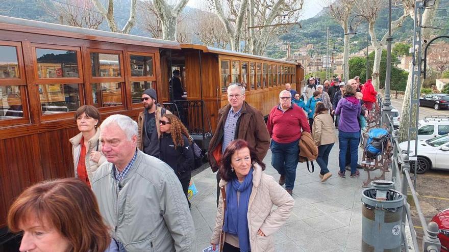 Usuarios del Tren de Sóller.