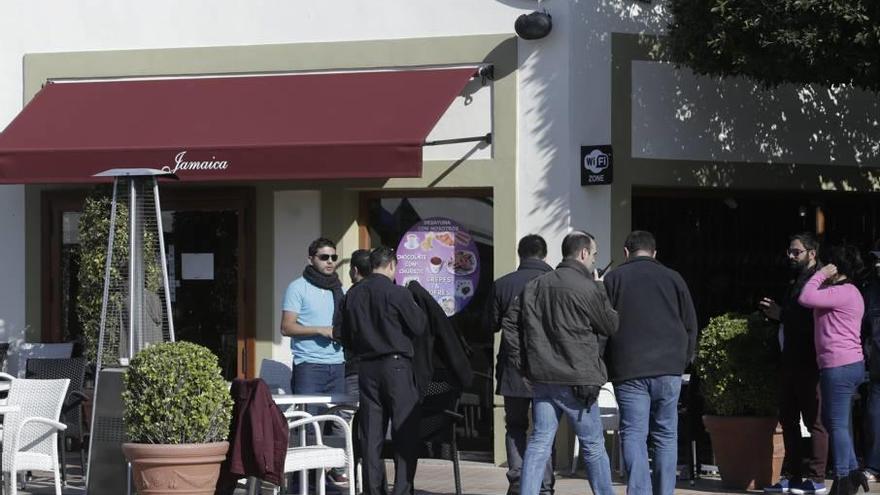 Varios policías, frente a una cafetería que también fue desprecintada ayer al mediodía.