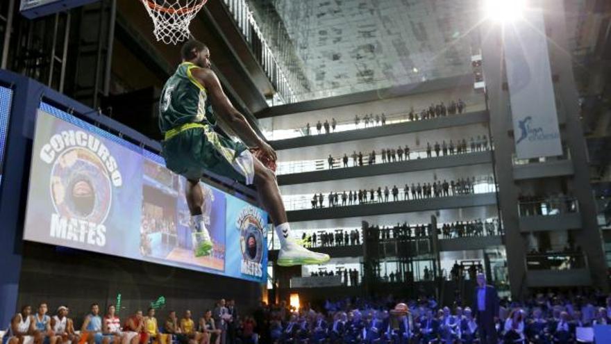 El jugador del Unicaja Málaga James Gist se dispone a hacer un mate durante la presentación de la Liga Endesa de Baloncesto 2012-2013, que ha tenido lugar hoy en Madrid. El acto ha contado con un concurso de mates, que ha ganado Gist, y otro de triples con la participación de jugadores de los 18 clubes de la ACB inscritos en la competición.