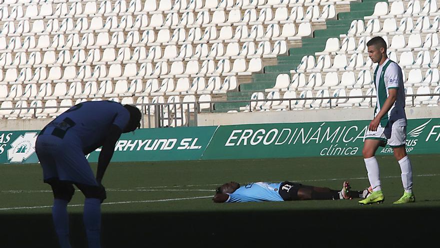 Los jugadores de losdos equipos muy cansados despues del encuentro.jpeg