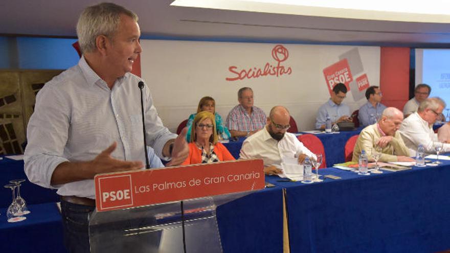 Sebastián Franquis, durante su intervención de ayer en la asamblea del PSOE de la capital grancanaria.