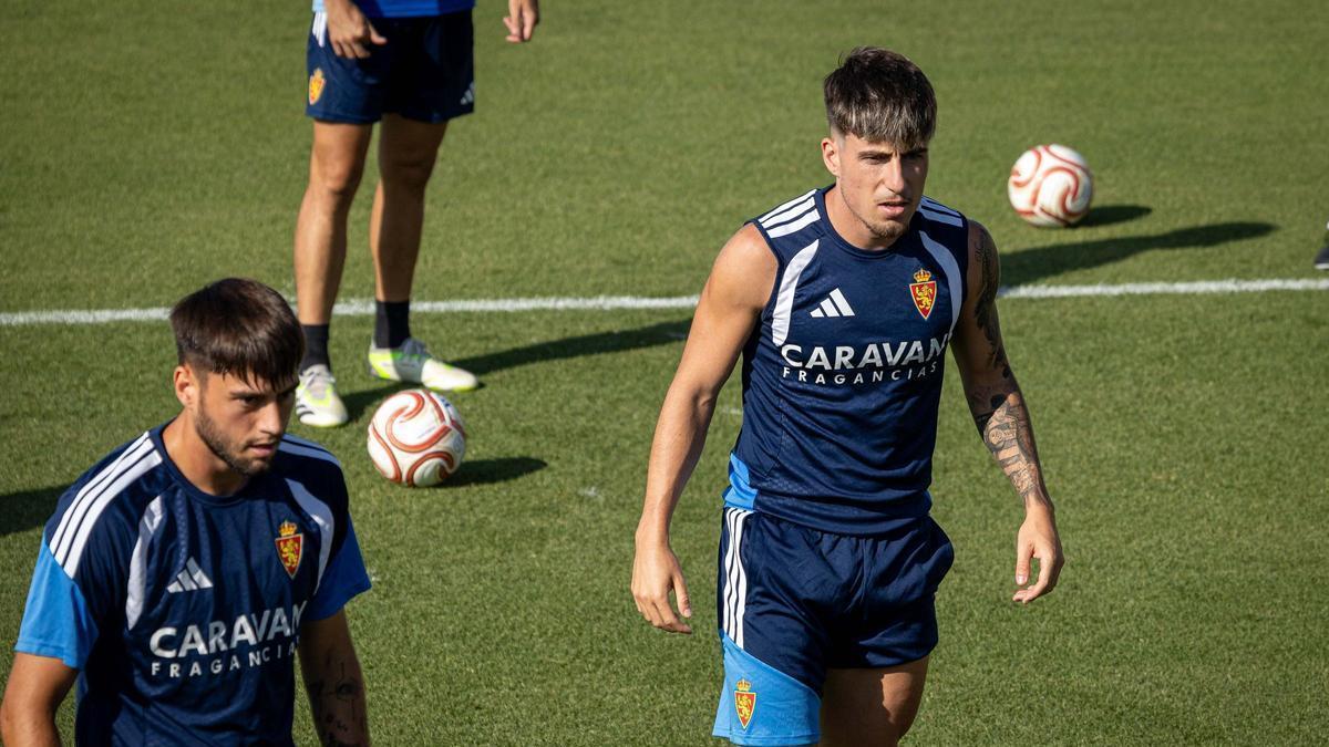 Adrián Liso, a la derecha, junto a Jardí en un entrenamiento del Real Zaragoza.
