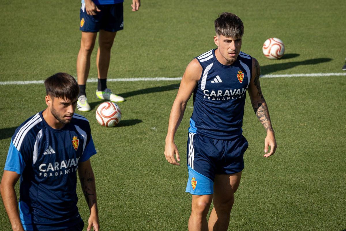 Adrián Liso, a la derecha, junto a Jardí en un entrenamiento del Real Zaragoza.