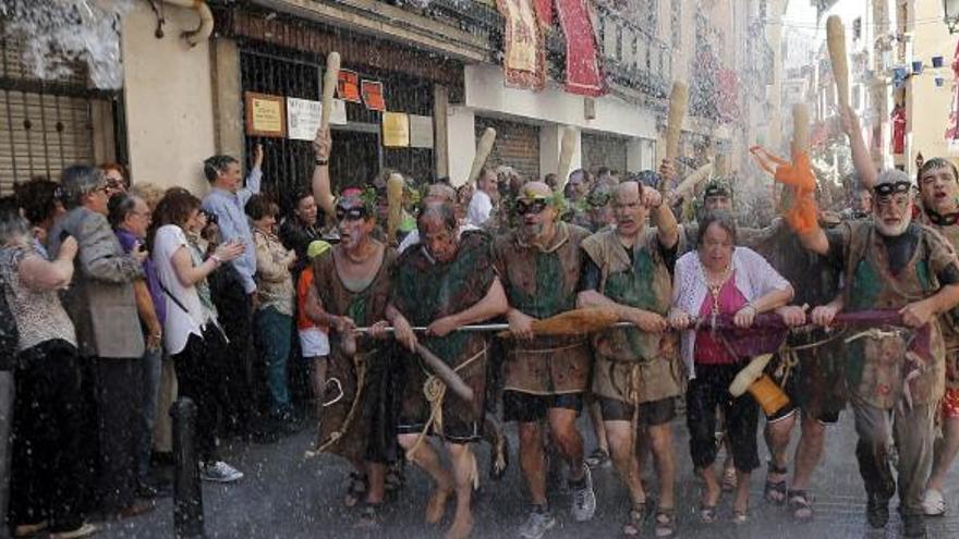 Los miembros de &quot;la degolla&quot; son regados con agua durante la procesión del Corpus Christi de Valencia.