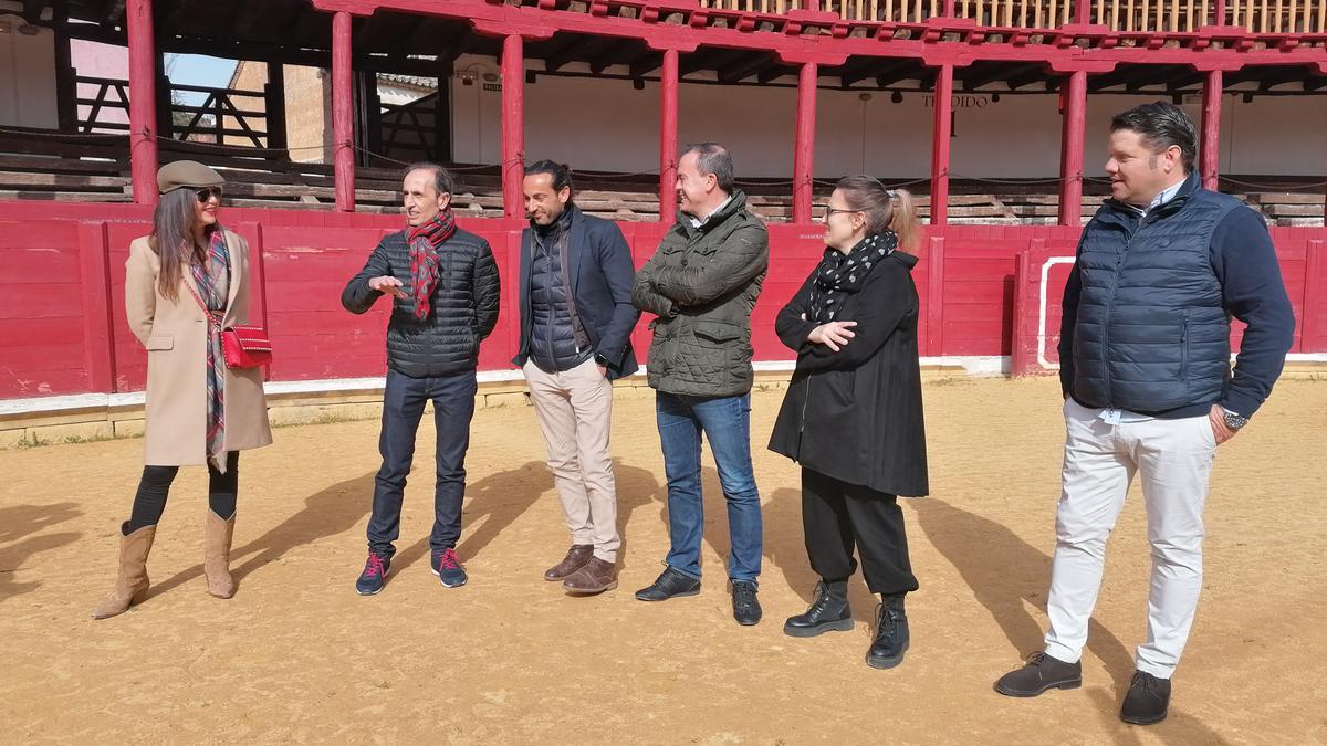 Autoridades y responsables del curso de periodismo, en la recepción celebrada en la plaza de toros