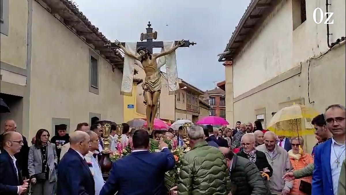 VÍDEO | Santa Cristina honra al Bendito Cristo con el canto del ramo y procesión