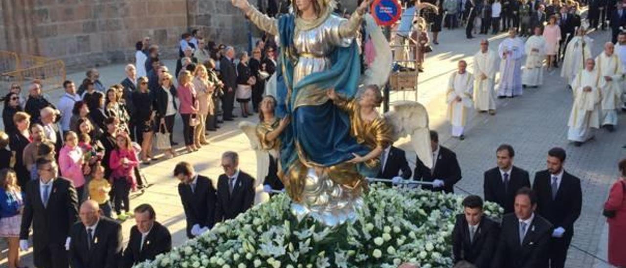 La imagen de la Virgen recorrió las calles de la localidad, ayer.