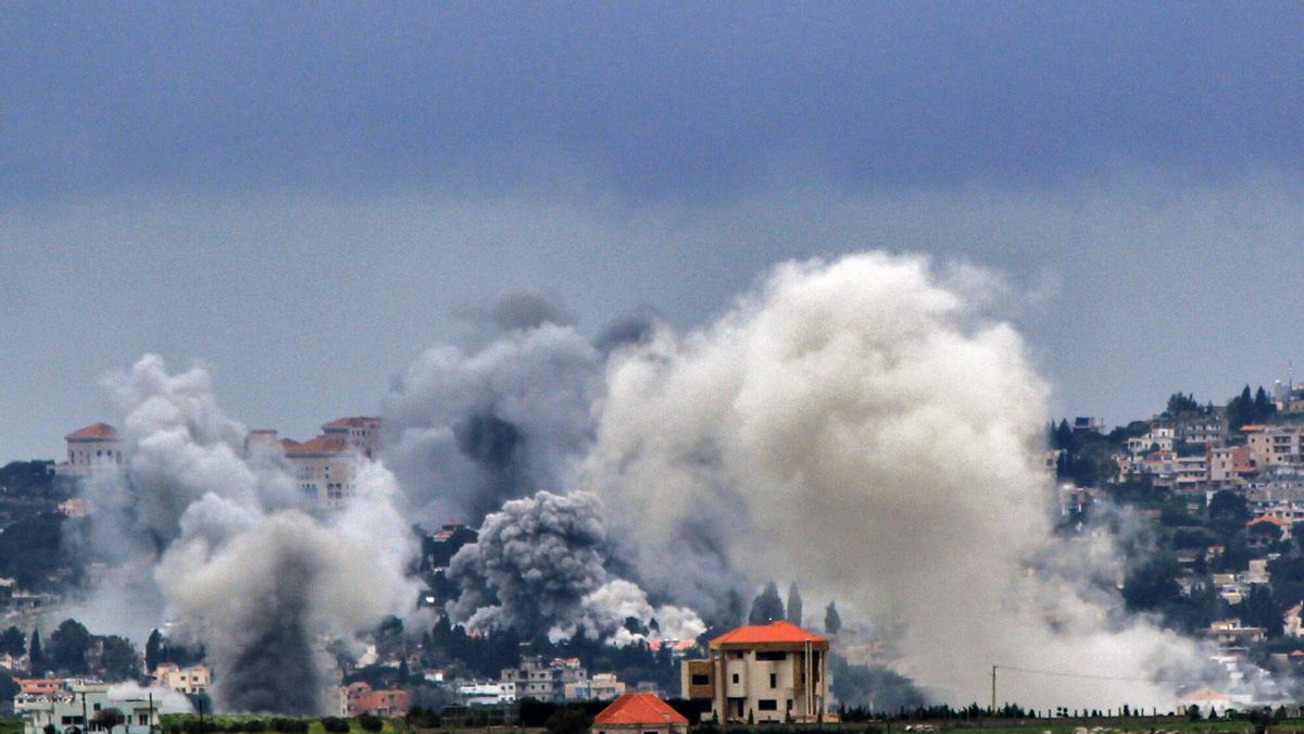 Se elevan columnas de humo desde las supuestas posiciones de Hezbolá, grupo proiraní, en la localidad de Mayfadoun, al sur del Líbano, que ha sido alcanzada por un ataque aéreo israelí