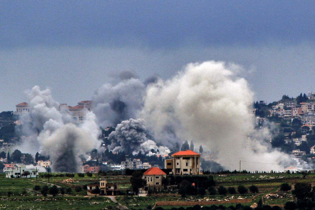 Se elevan columnas de humo desde las supuestas posiciones de Hezbolá, grupo proiraní, en la localidad de Mayfadoun, al sur del Líbano, que ha sido alcanzada por un ataque aéreo israelí