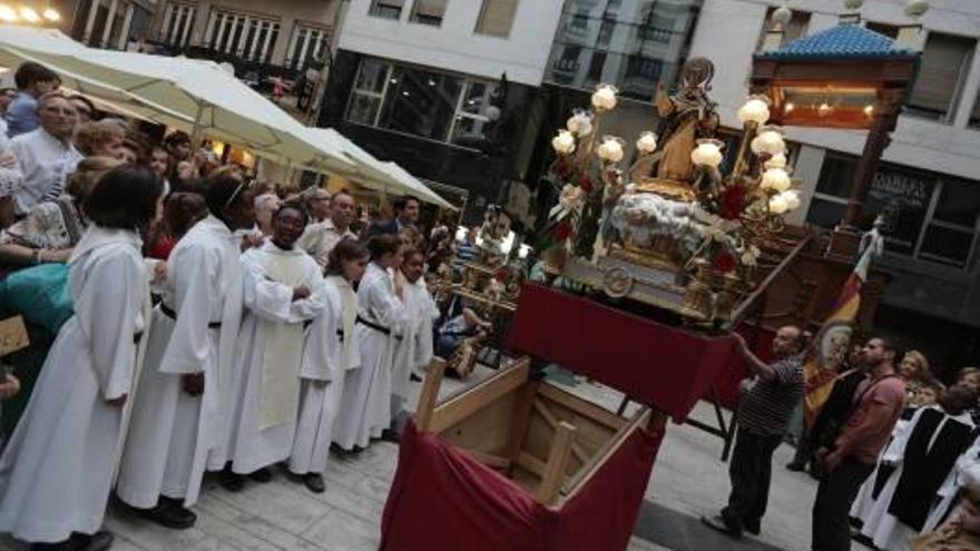 Comienza la fiesta de los Niños de la Calle de San Vicente con el bautizo de una niña