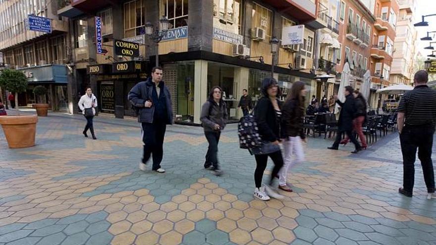 Ciudadanos caminando anteayer por el cruce entre las calles Castaños y San Ildefonso de Alicante, donde han abierto varios locales en el último año