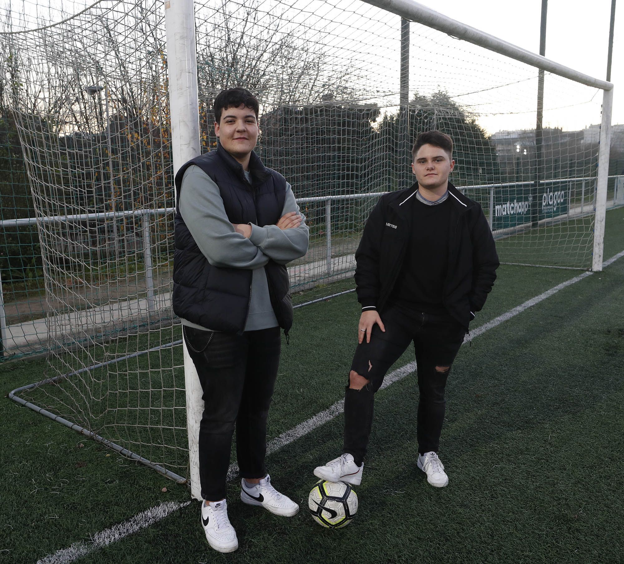 Íker y Marcos, de 19 años y 21 años, ayer, en el campo federativo de Coia.