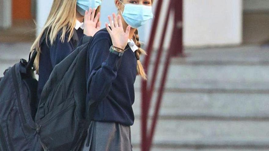 La princesa Leonor y la infanta Sofía llegando al colegio, ayer.